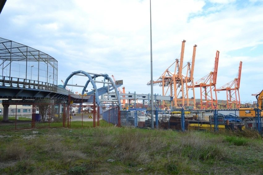 Przy Nabrzeżu Helskim II w Porcie Gdynia rozpoczęła się właśnie rozbiórka rękawa pasażerskiego na terenie starego terminalu promowego. Fot. Gospodarka Morska
