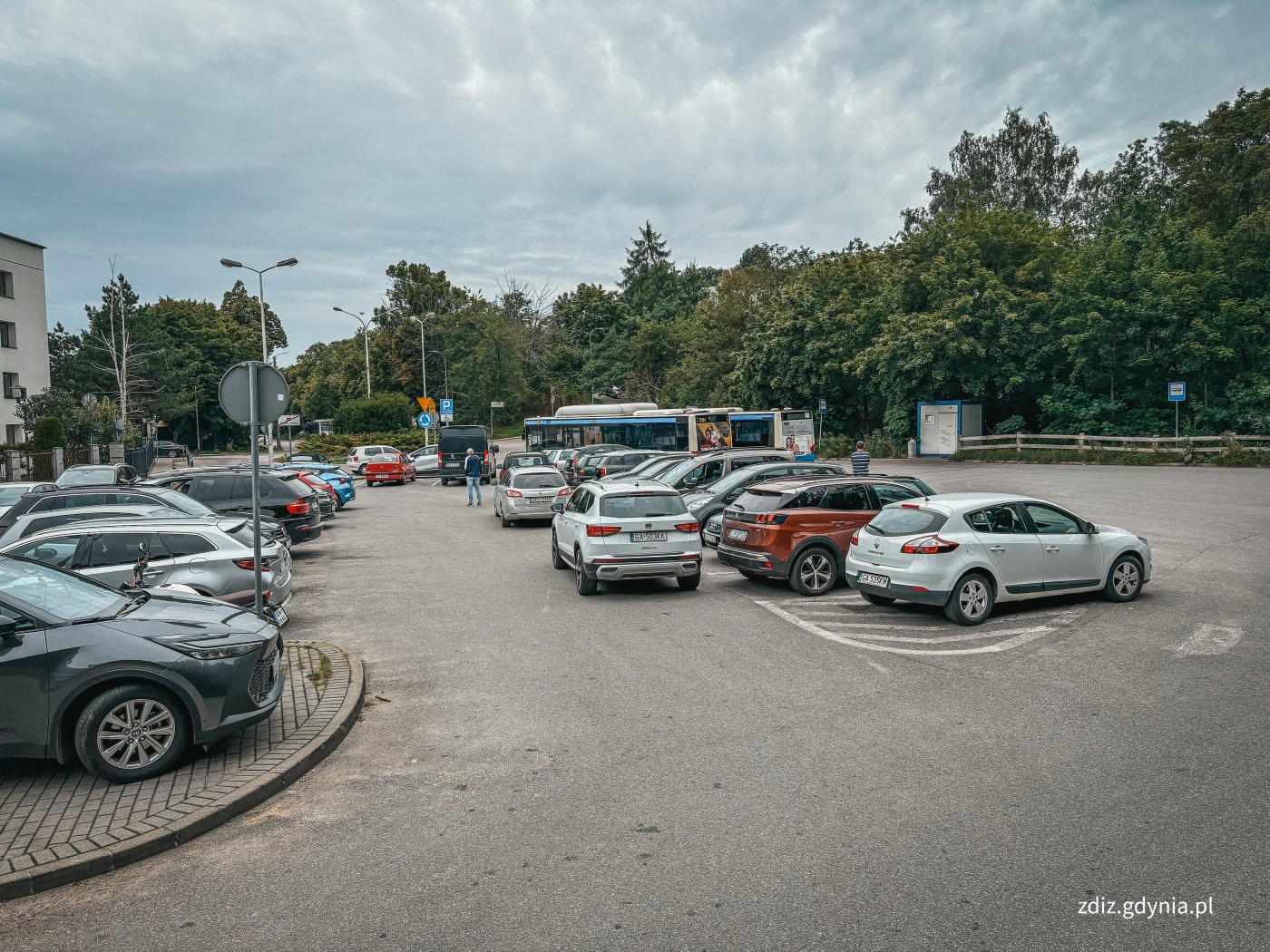 10 nowych miejsc parkingowych powstanie na parkingu zlokalizowanym niedaleko Szpitala im. PCK w Redłowie.  (fot. mat. prasowe ZDiZ) 