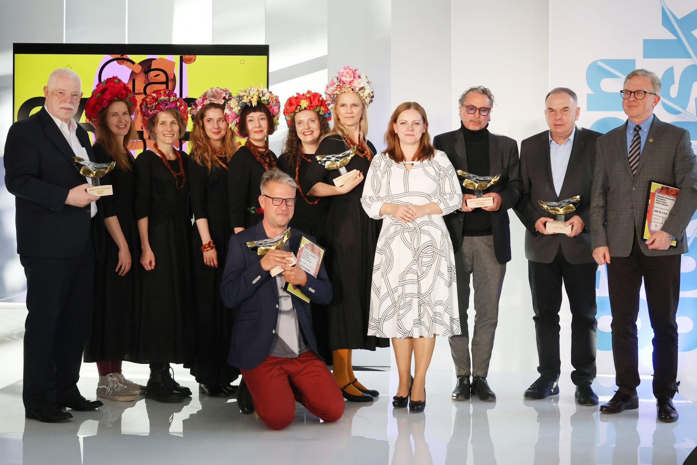 Laureaci Galionów Gdyńskich w towarzystwie prezydent Gdyni Aleksandry Kosiorek (fot. Anna Rezulak)