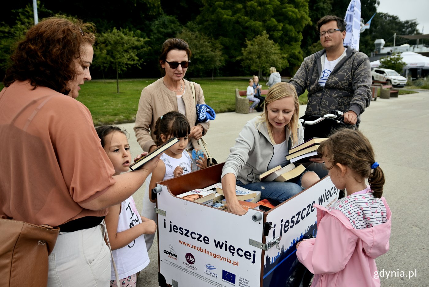 Turyści i mieszkańcy chętnie szukają książek dla siebie, fot. Kamil Złoch