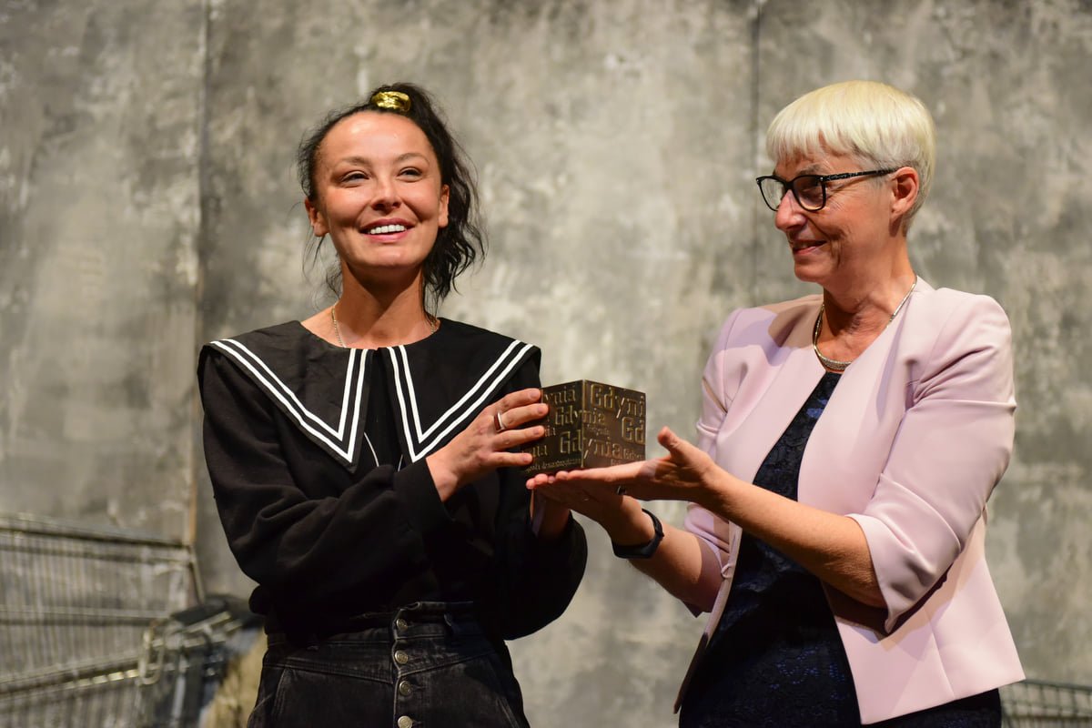 Joanna Zielińska - przewodnicząca Rady miasta Gdyni (po prawej) wręcza statuetkę Jolancie Janiczak - laureatce tegorocznej Gdyńskiej Nagrody Dramaturgicznej // fot. Roman Jocher