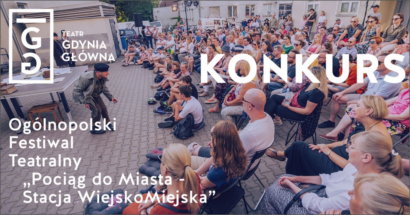 Publiczność siedzi i ogląda spektakl, który odbywa się na podwórku. Na zdjęciu napisy: Teatr Gdynia Główna, konkurs, Ogólnopolski Festiwal Teatralny „Pociąg do miasta - Stacja WiejskoMiejska