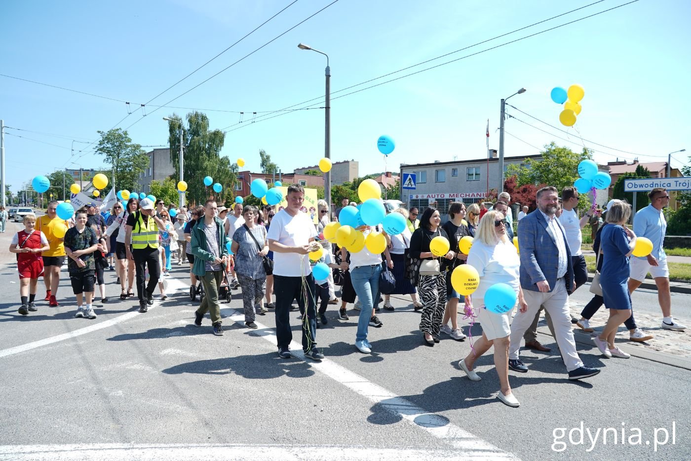 Kolorowa parada przeszła ulicą Chylońską. Na zdjęciu m.in.: Tadeusz Szemiot, Maciej Zielonka, pełnomocnik prezydent ds. rad dzielnic Paweł Korycki, radna Agnieszka Tokarska i radni dzielnic (fot. Magdalena Starnawska)