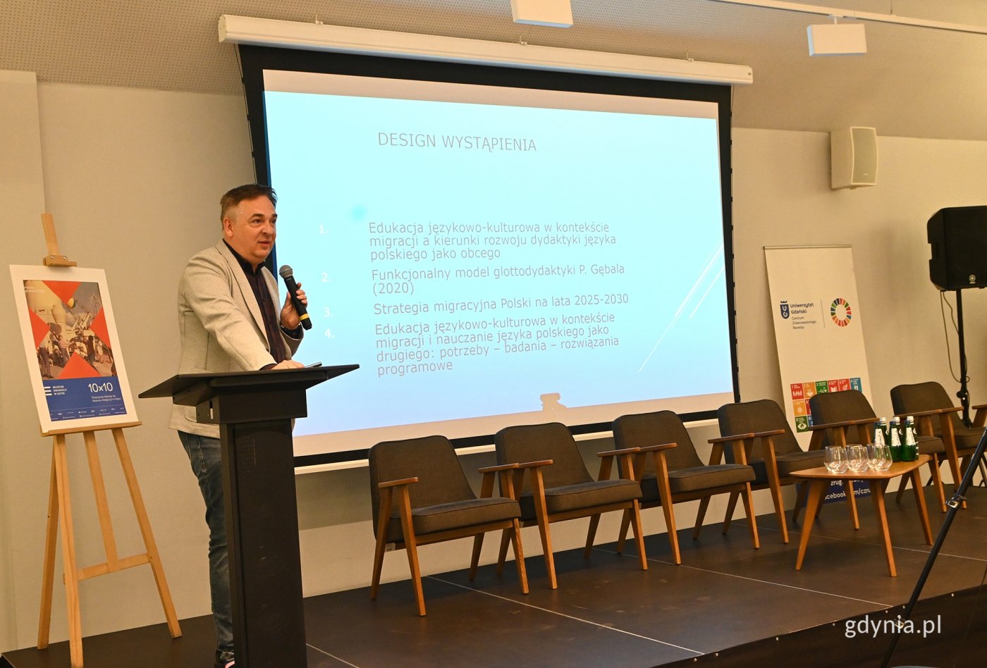 Prof. dr hab. Przemysław E. Gębal podczas prelekcji na temat nowych polskich rozwiązań systemowe i potencjału integracyjnego w kontekście migracji oraz edukacji językowo-kulturowej. (fot. Zofia Marczak)