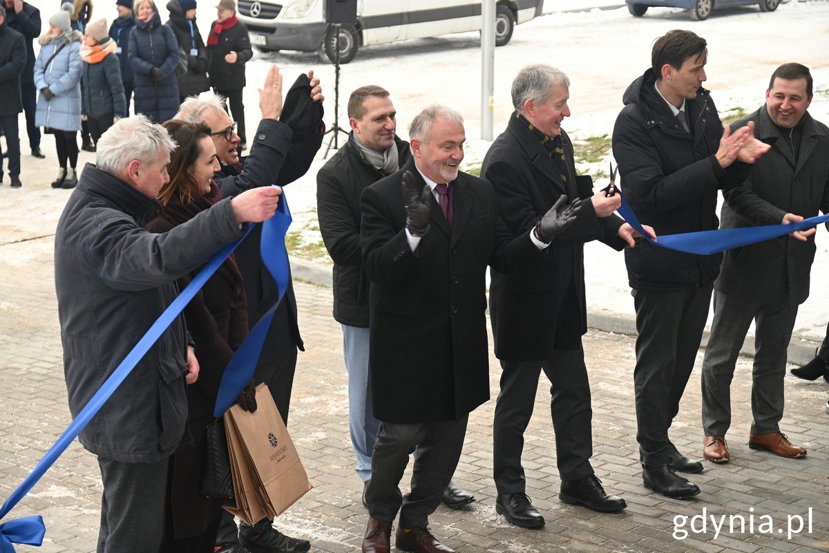 W uroczystym przecięciu wstęgi uczestniczyli m.in. prezydent Gdyni Wojciech Szczurek, Walery Tankiewicz, prezes PEWIK-u Gdynia, Ariel Sinicki, I zastępca burmistrza Rumi, Beata Rutkiewicz, zastępca prezydenta Wejherowa, Marcin Majek, wójt Kosakowa, Przemysław Kiedrowski, wójt gminy Wejherowo oraz Tadeusz Wiśniewski, przewodniczący zarządu KZG „Dolina Redy i Chylonki”. Fot. Magdalena Śliżewska