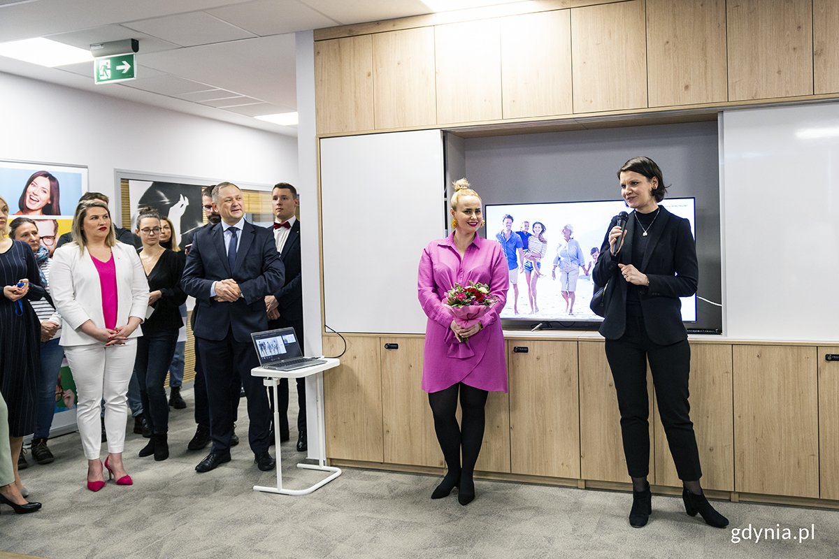 Wernisaż prac artystki Ewy Manuszewskiej (z lewej) w firmie Unum Życie TUiR w kompleksie Łużycka Office Park. W wernisażu wzięła udział Katarzyna Gruszecka-Spychała, wiceprezydent Gdyni ds. gospodarki (z prawej). Fot. Przemysław Kozłowski