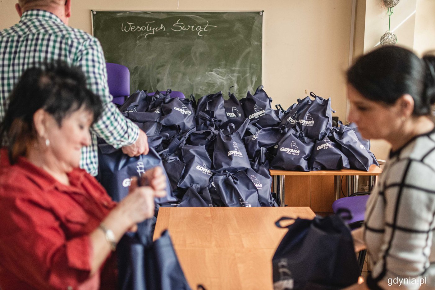 W Centrum Aktywności Seniora przygotowano paczki dla potrzebujących, które zostaną rozdane podczas tradycyjnego śniadania wielkanocnego // fot. Kamil Złoch