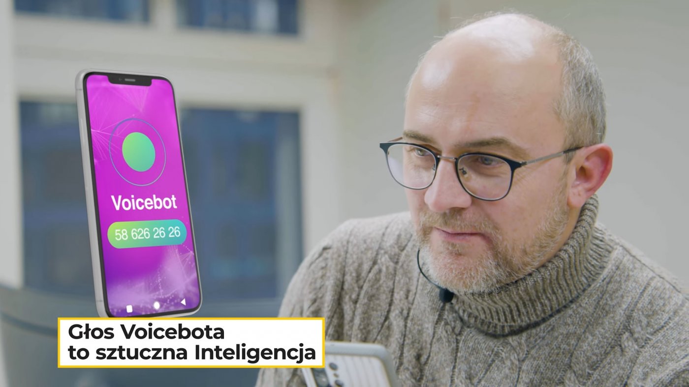 Dr Sebastian Grabowski, ekspert z zakresu telekomunikacji i nowych technologii przyjrzał się w Gdyni wykorzystaniu voicebota - rozwiązania, po które miasto sięgnęło jako pierwszy samorząd w Polsce, fot. MiastoMiasto / YouTube