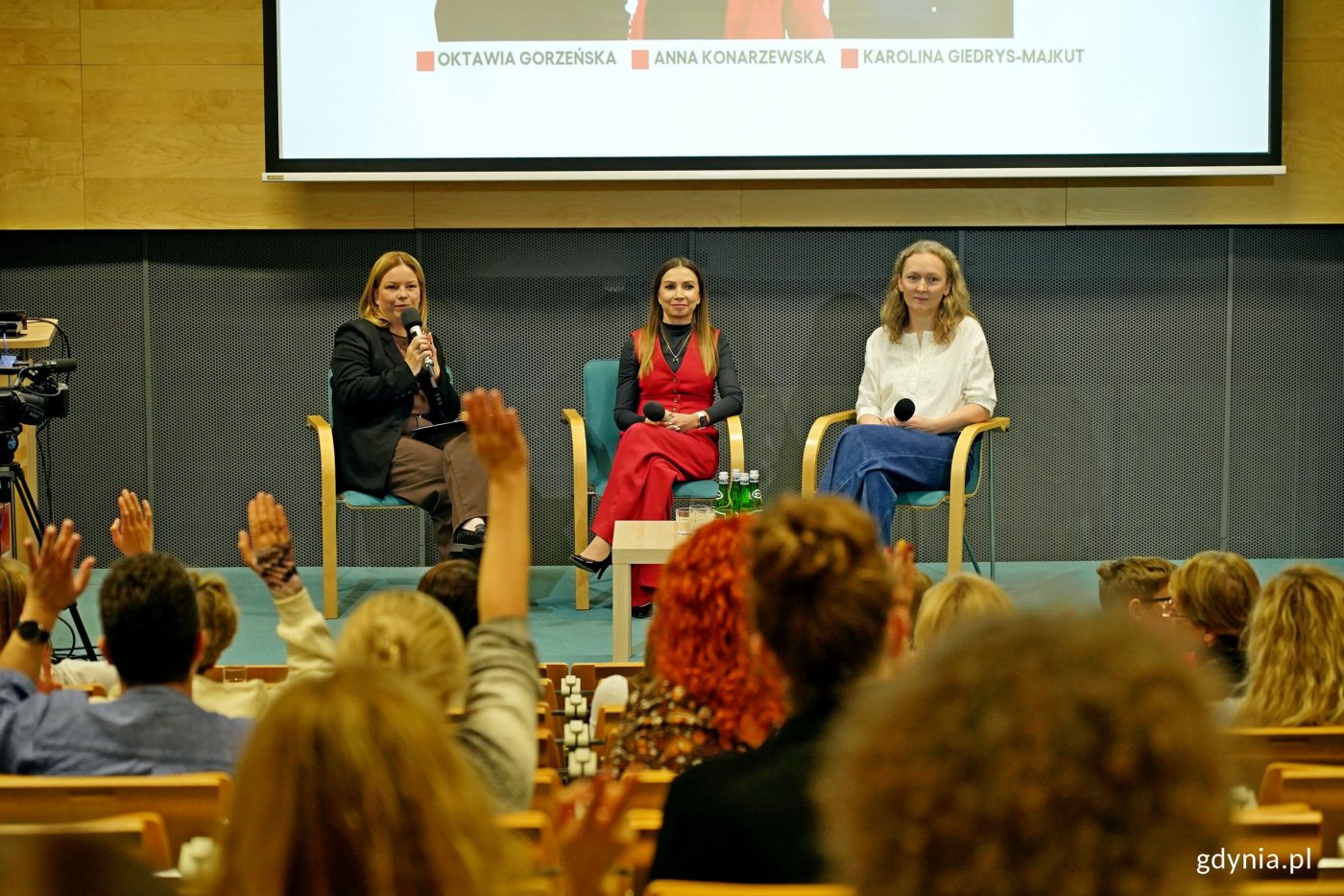 W Pomorskim Parku Naukowo-Technologicznym odbyła się konferencja „Dobrostan w centrum uwagi”. W jednej z debat wzięły udział (od lewej): wiceprezydentka Gdyni Oktawia Gorzeńska, Anna Konarzewska – nauczycielka, trenerka, edukatorka i mentorka oraz Karolina Gierdys-Majkut – psycholożka, kulturoznawczyni i koordynatorka projektów w Centrum Edukacji Obywatelskiej (fot. Magdalena Czernek)