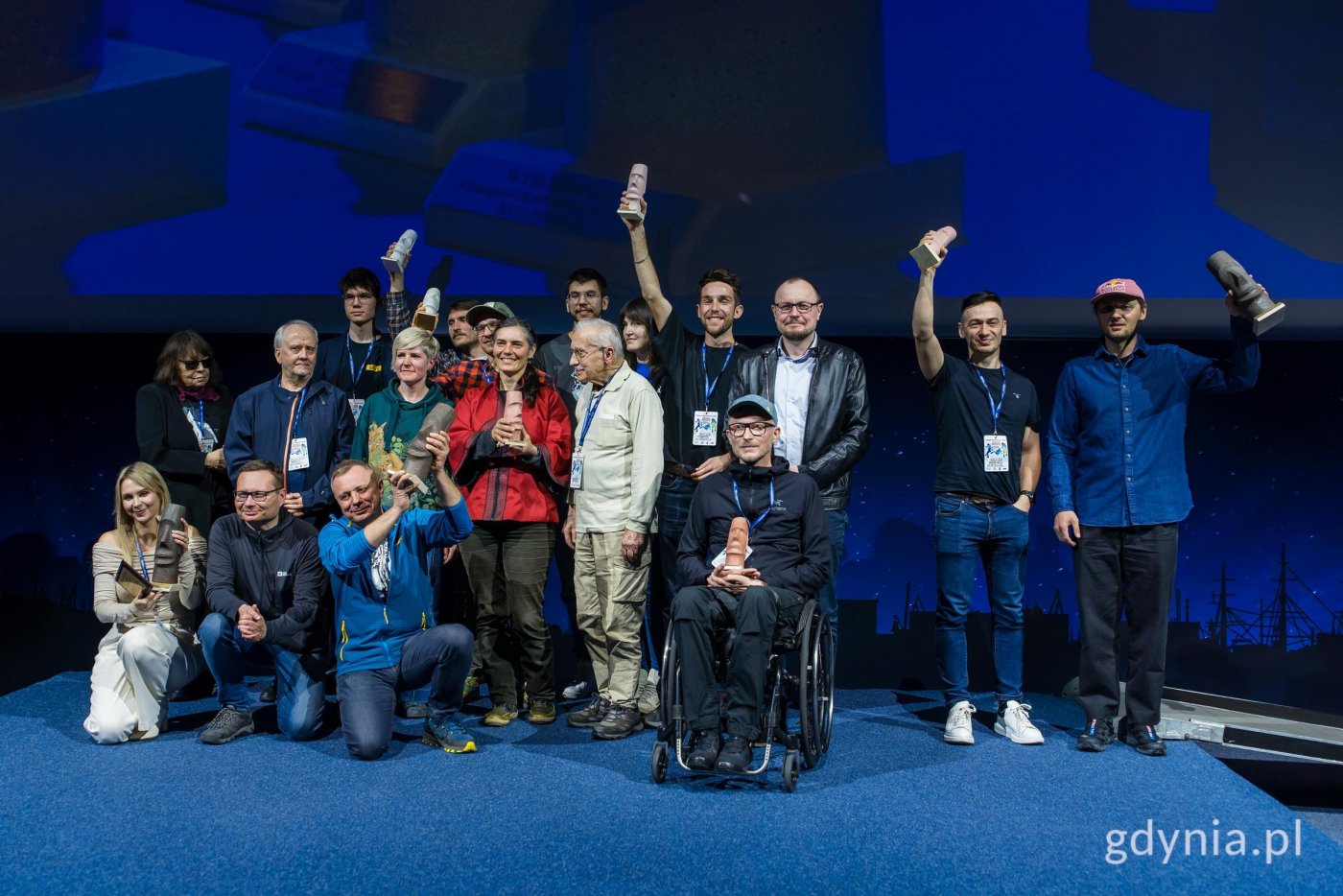 Tegoroczni laureaci wraz z Mariuszem Bzdęgą, dyrektorem zarządzającym ds. kultury i aktywności mieszkańców (fot. Paweł Budziński)