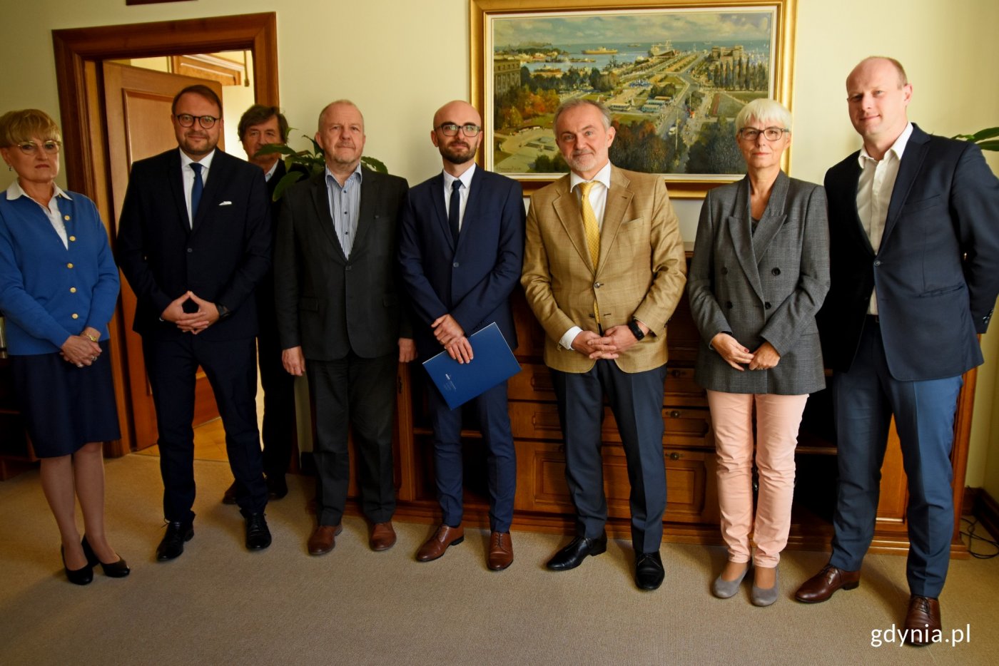 Na zdjęciu od lewej: Wiosna Urbanowska, koordynator radców prawnych, Marek Łucyk, wiceprezydent Gdyni ds. rozwoju, Krzysztof Szałucki, skarbnik miasta, Marek Stępa, naczelnik Wydziału Ochrony Dziedzictwa, Krzysztof Kowieski, nominowany naczelnik Wydziału Gospodarki Nieruchomościami i Geodezji, Wojciech Szczurek, prezydent Gdyni, Joanna Zielińska, przewodnicząca Rady Miasta, Bartosz Bartoszewicz, wiceprezydent Gdyni ds. jakości życia // fot. Paweł Kukla