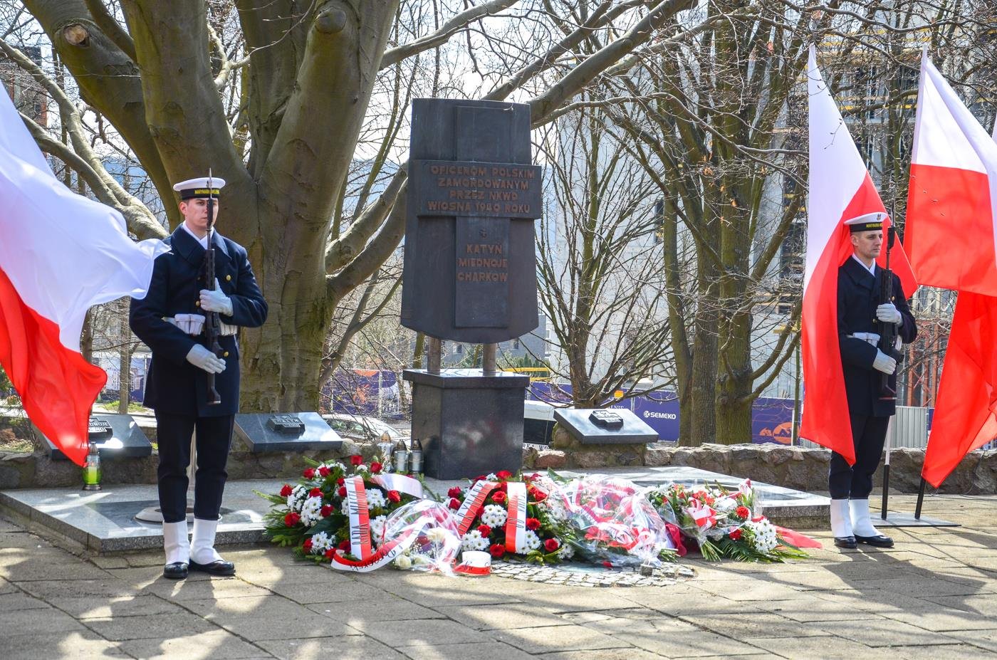 Zdjęcie z gdyńskich Obchodów Dnia Pamięci Ofiar Zbrodni Katyńskiej w 2019 r.. Honorowa asysta wojskowa przy Pomniku Katyńskim, znajdującym się na Cmentarzu Obrońców Wybrzeża w Redłowie. // zdjęcie archiwalne, fot. fot. kmdr ppor. Radosław Pioch