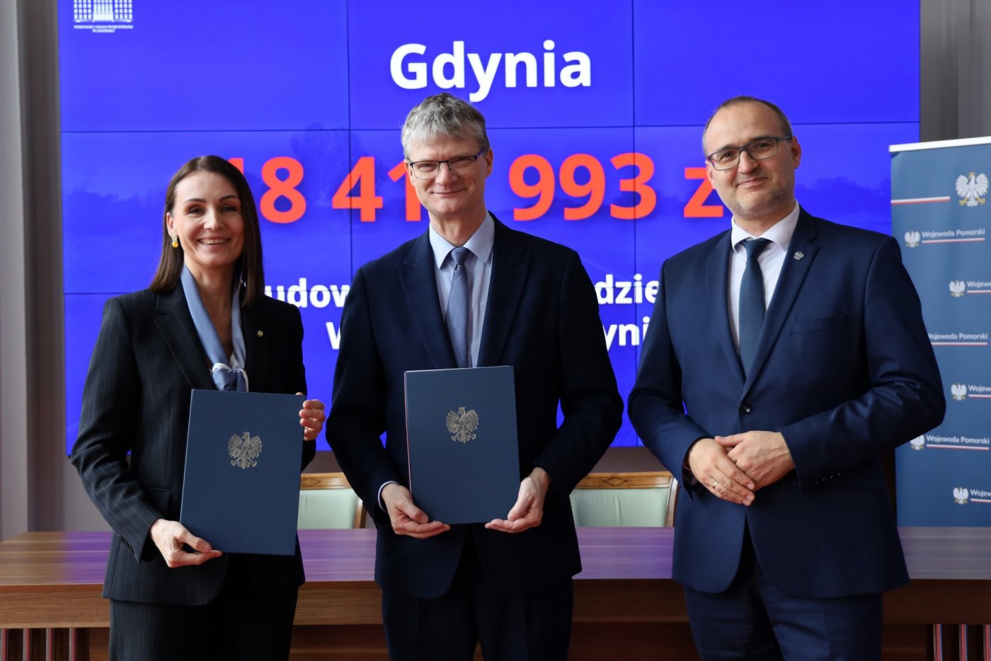 Od lewej: Beata Rutkiewcz, wojewoda pomorska, Rafał Geremek, wiceprezydent Gdyni, Emil Rojek, wicewojewoda pomorski (fot. Pomorski Urząd Wojewódzki) 