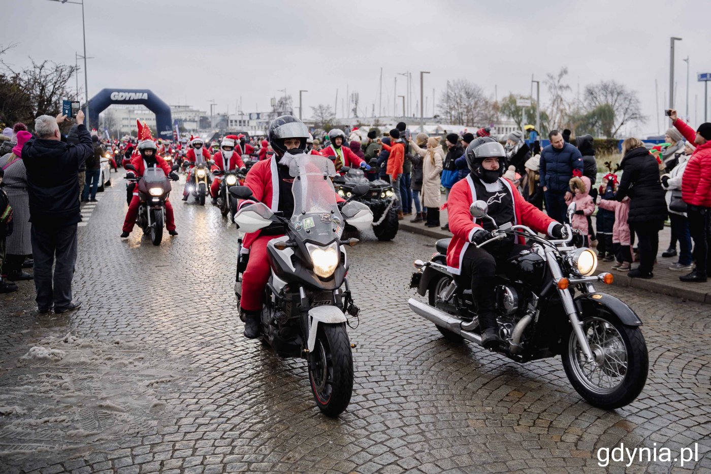 Ryk motocyklowych silników i czerwień świątecznych strojów Mikołajów - tak wyglądała niedzielna, już 20. parada „Mikołaje na motocyklach”, która wystartowała w Gdyni, fot. Kamil Złoch