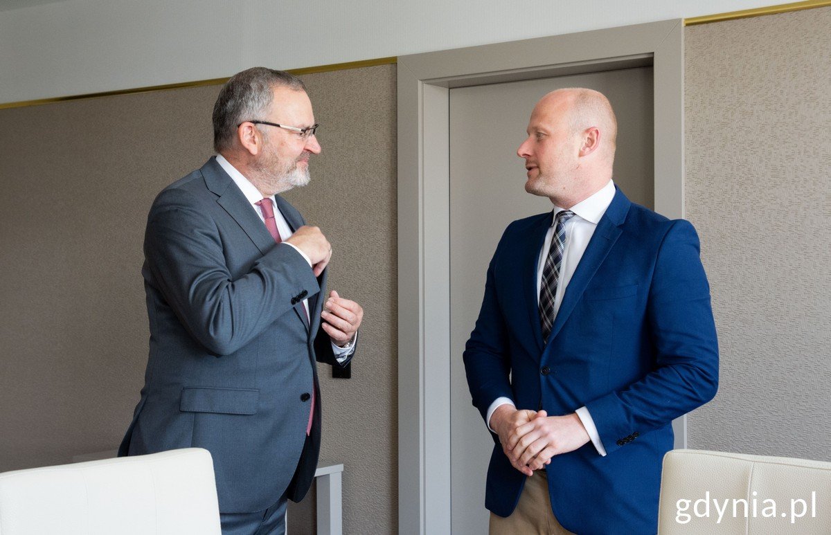 Na zdj. (od lewej):  ambasador Szwajcarii w Polsce Fabrice  Filliez i wiceprezydent Gdyni Bartosz Bartoszewicz / fot. Dominika Sobiech