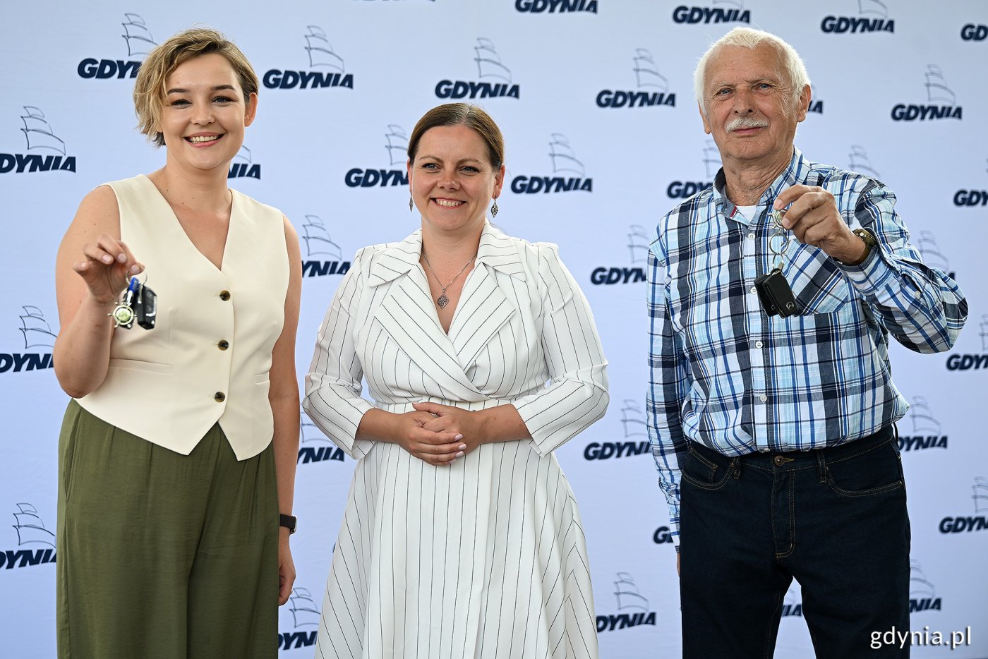 Laureaci loterii „Rozlicz PIT w Gdyni” z kluczykami od aut w rękach oraz prezydent Gdyni Aleksandra Kosiorek podczas wręczenia nagród, które odbyło się w amfiteatrze na Kamiennej Górze (fot. Michał Puszczewicz)
