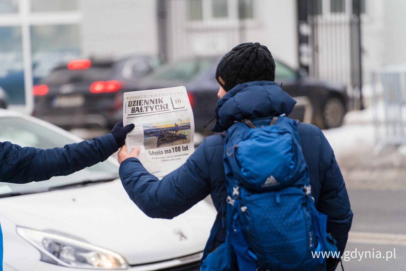 Dziennik Bałtycki można było otrzymać przy ciągach komunikacyjnych. Druga szansa pojawi się po południu (Fot. Paweł Budziński)