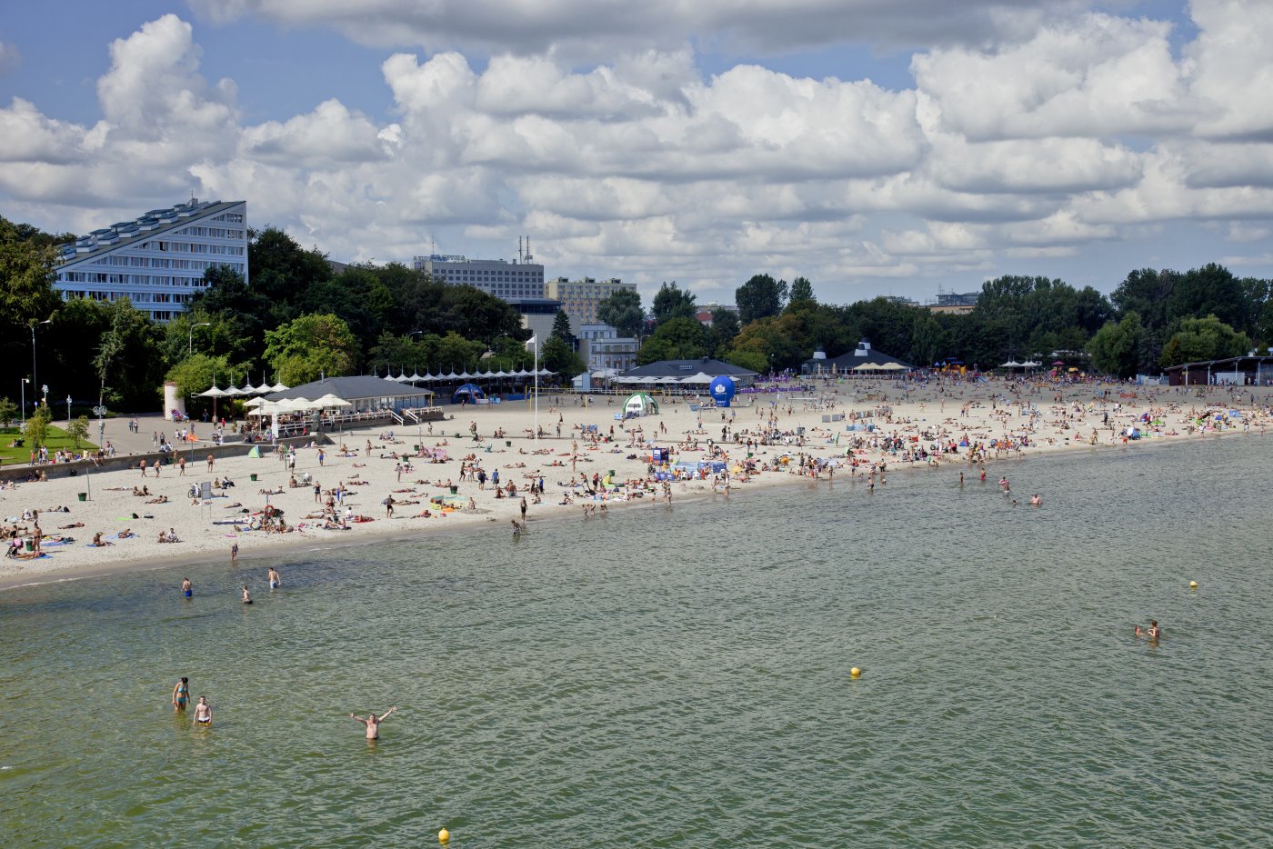Najwięcej pracy w tym sezonie mają ratownicy na kąpielisku w Śródmieściu, choć przypadki zagrożenia życia to w Gdyni rzadkość, fot. gdyniasport.pl