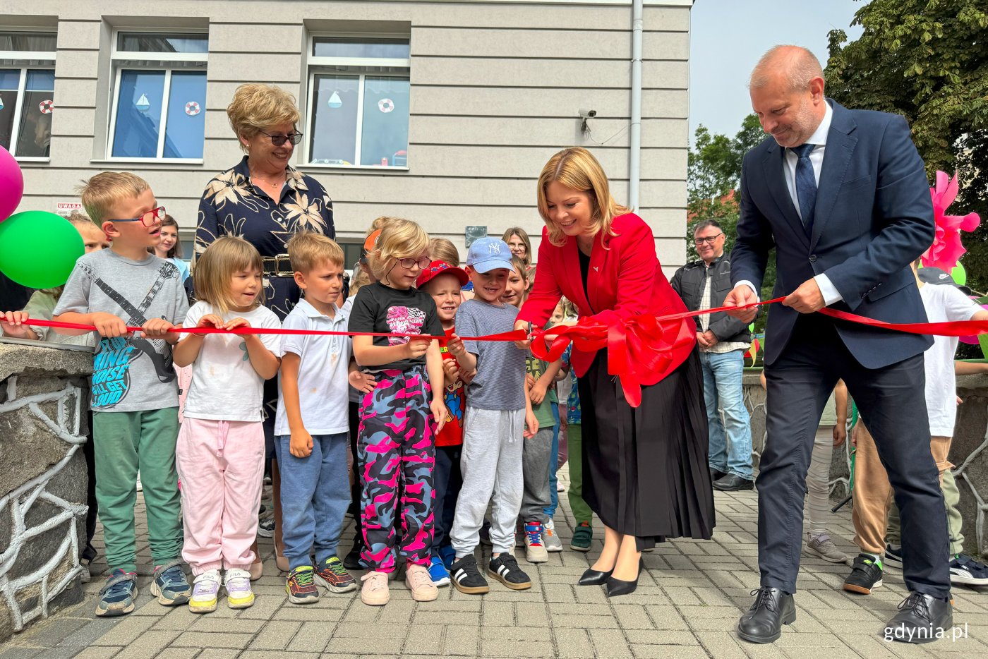 Otwarcie placu zabaw przy Przedszkolu nr 9: od lewej dzieci, dyrektorka przedszkola Elżbieta Czykier, wiceprezydent Gdyni Oktawia Gorzeńska i zastępca dyrektora ZDiZ Dawid Czechowski (fot. Katarzyna Balcerzak)