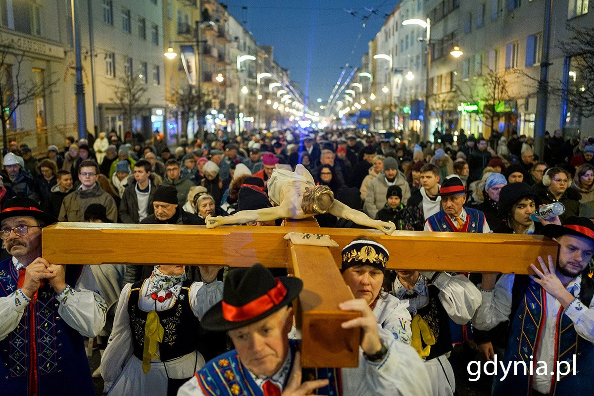 Krzyż podczas Gdyńskiej Drogi Krzyżowej niosą na zmianę przedstawiciele różnych grup społecznych i zawodowych, wśród nich Kaszubi. Fot. Mirosław Pieślak