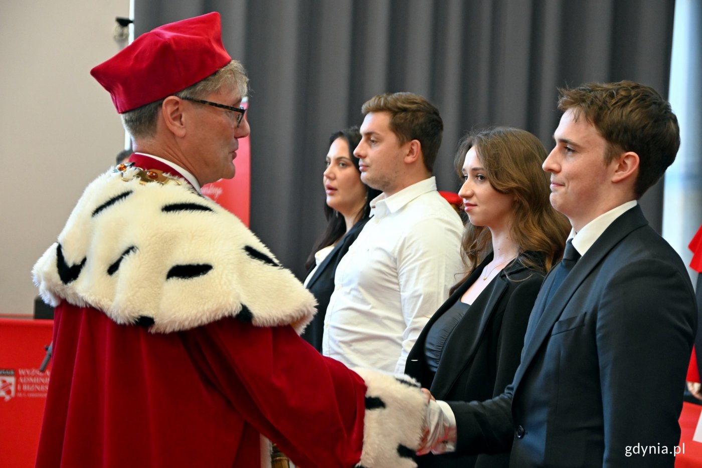 dr Tomasz Białas, rektor Wyższej Szkoły Administracji i Biznesu, dokonał immatrykulacji studentów I roku (fot. Magdalena Czernek)