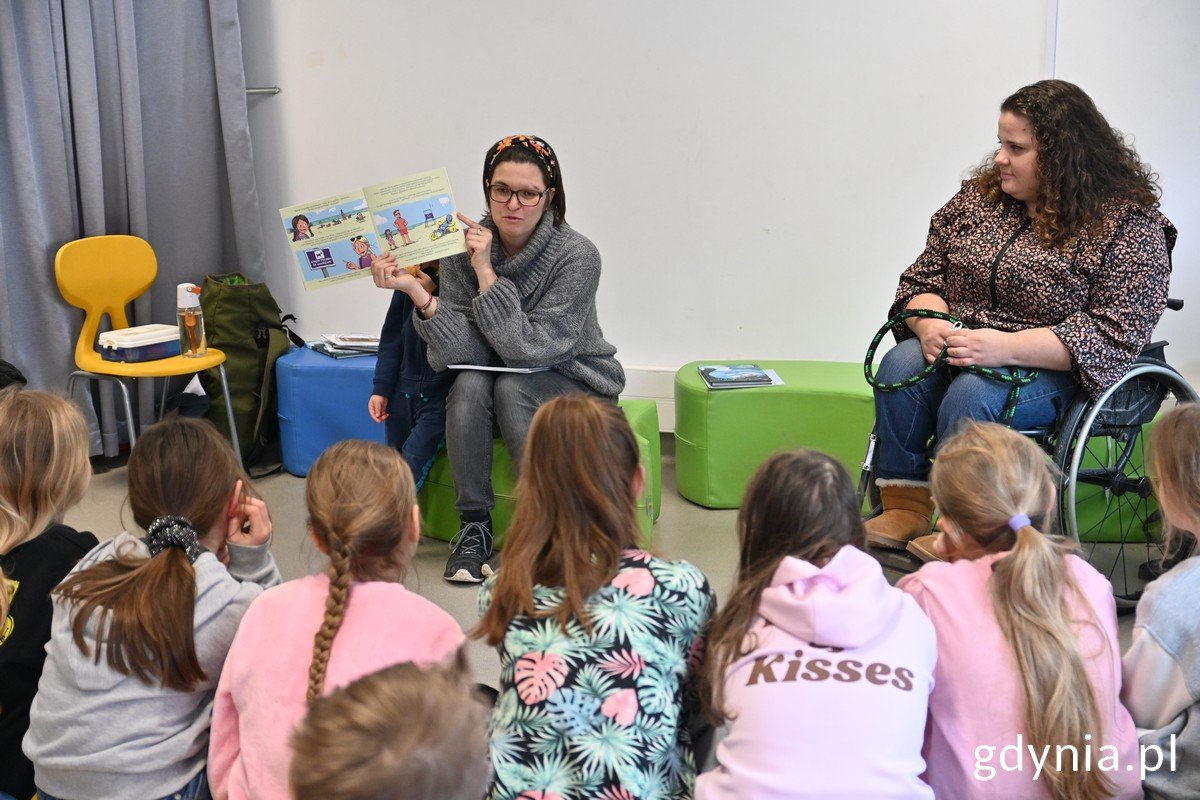 Pisarka Marta Ostrowska (z lewej) i Marta Czachor z Wydziału Dostępności UMG (z prawej) podczas spotkania z dziećmi w Bibliotece Pogórze (fot. Magdalena Śliżewska)