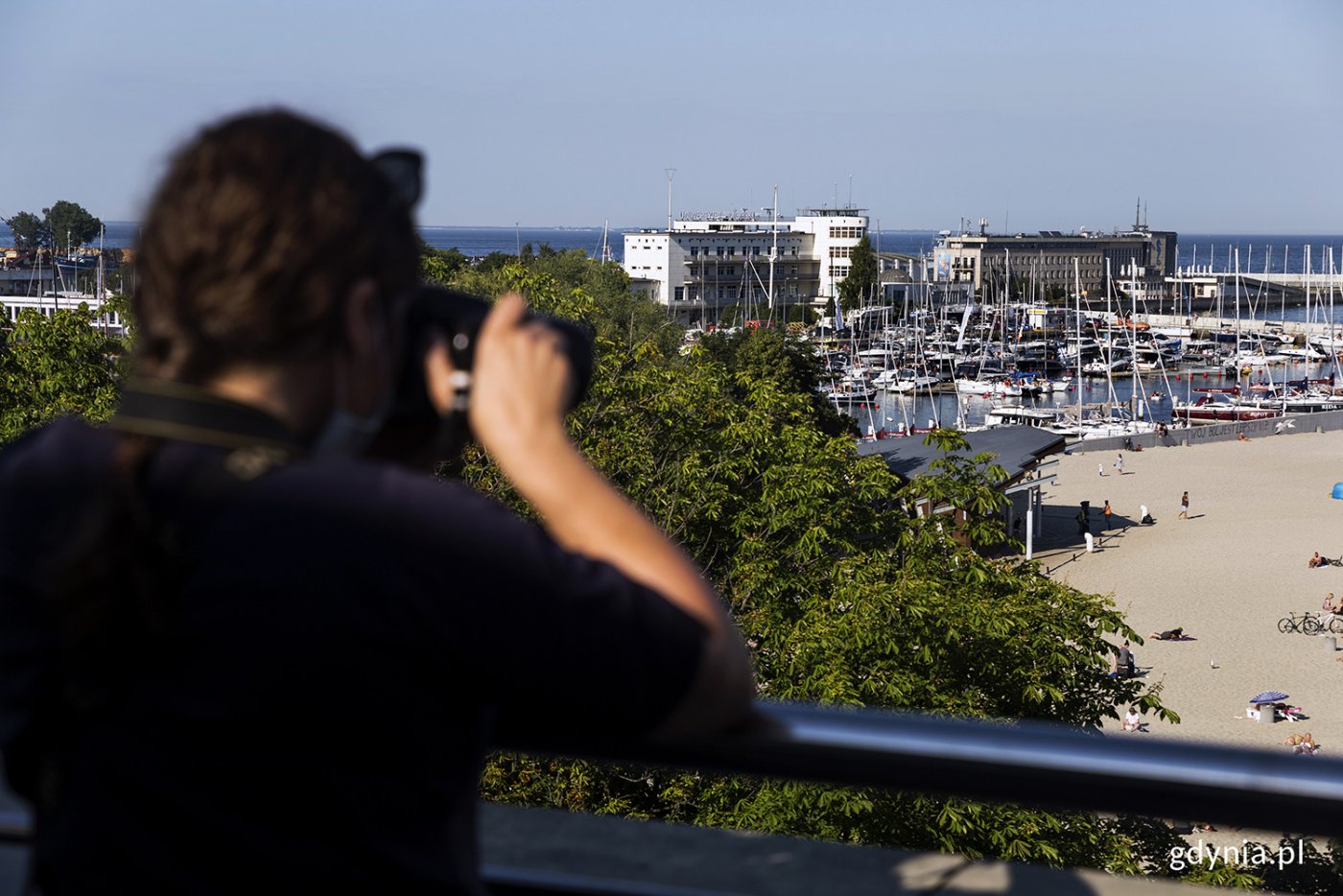 Fotograf robiący zdjęcie panoramiczne miasta.