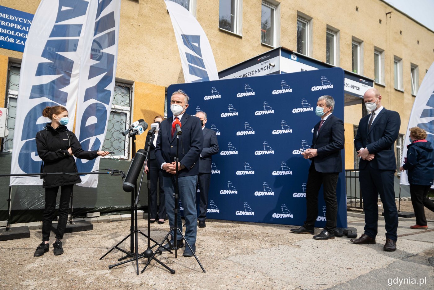 Prezydent Gdyni Wojciech Szczurek (przy mikrofonach) zachęca gdynian do zaszczepienia się w jednym z dostępnych w mieście punktów, fot. Kamil Złoch