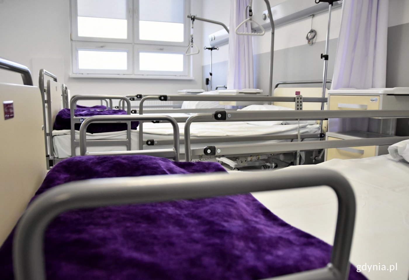 Na wyremontowanej internie pacjentów powitają gustowne wnętrza w odcieniach szarości i fioletu, fot. Kamil Złoch