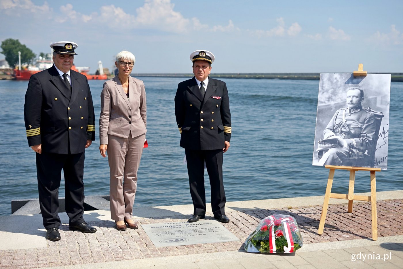 Uroczyste odsłonięcie tablicy poświęconej wiceadmirałowi Porębskiemu, na zdj. (w środku) Joanna Zielińska, przewodnicząca Rady Miasta Gdyni // fot. Kamil Złoch