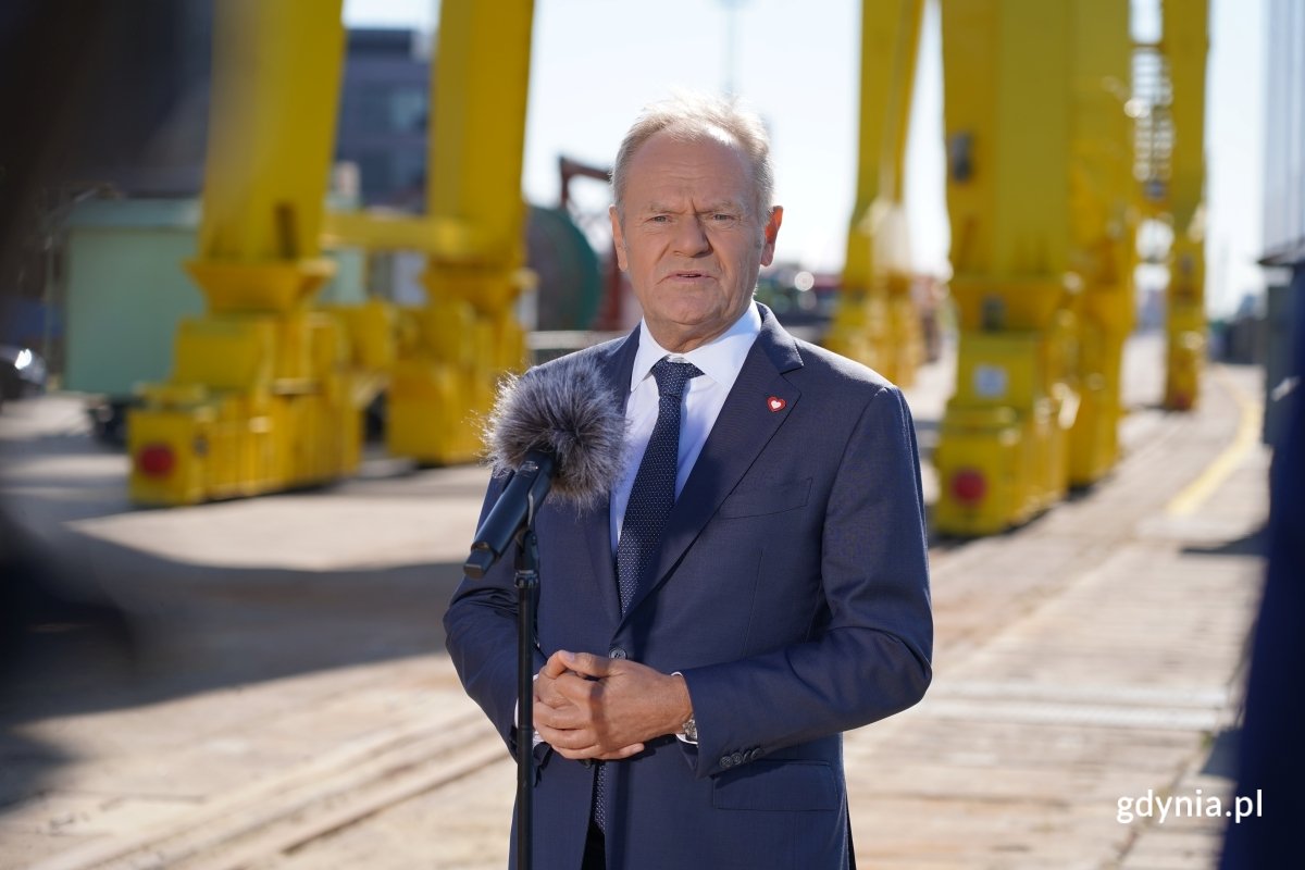 Premier Donald Tusk spotkał się z gdyńskimi stoczniowcami. (fot. Łukasz Kamasz)