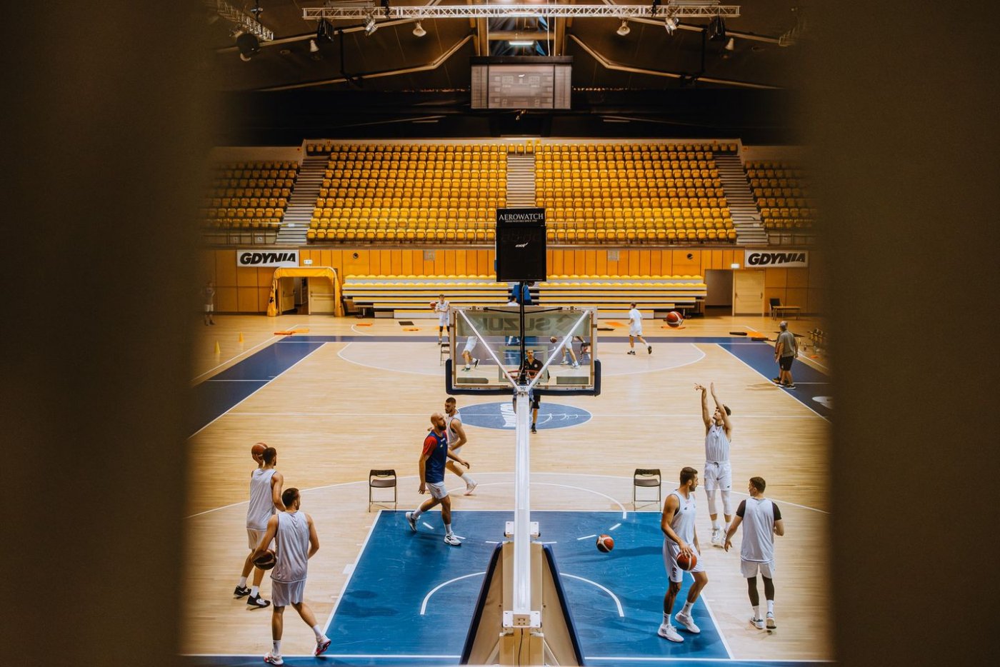 zawodnicy na treningu koszykówki w hali Polsat Plus Arena Gdynia.