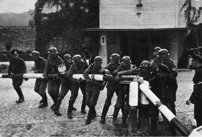 Niemieccy żołnierze łamią szlaban na granicy Polski z Wolnym Miastem Gdańskiem // fot. Hans Sonnke