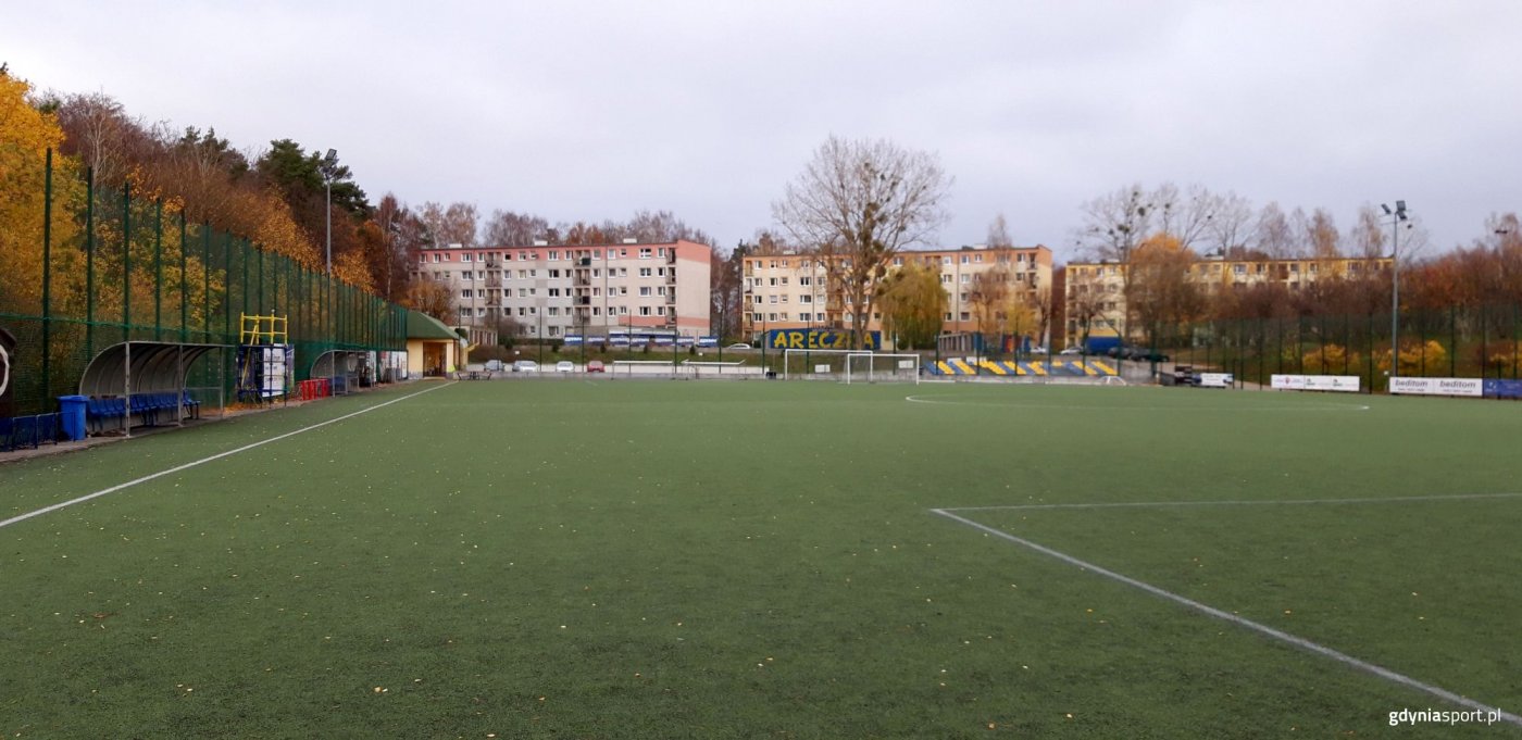Boisko do piłki nożnej przy ulicy Nauczycielskiej w Gdyni (fot. gdyniasport.pl)