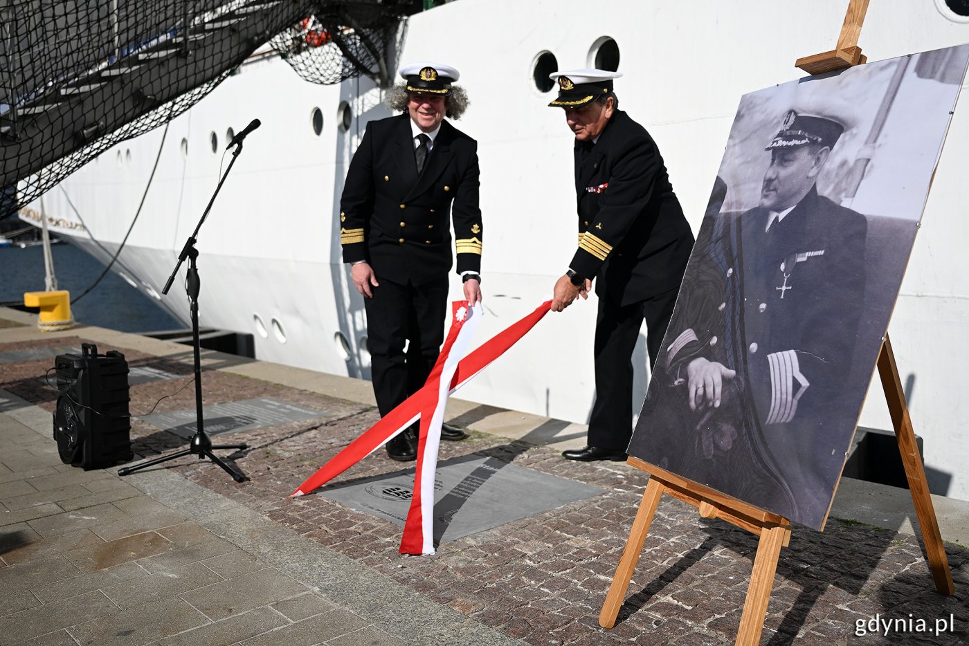 Tablica upamiętniająca kpt. ż.w. Stanisława Kosko znajduje się na nabrzeżu Pomorskim (fot. Michał Puszczewicz)