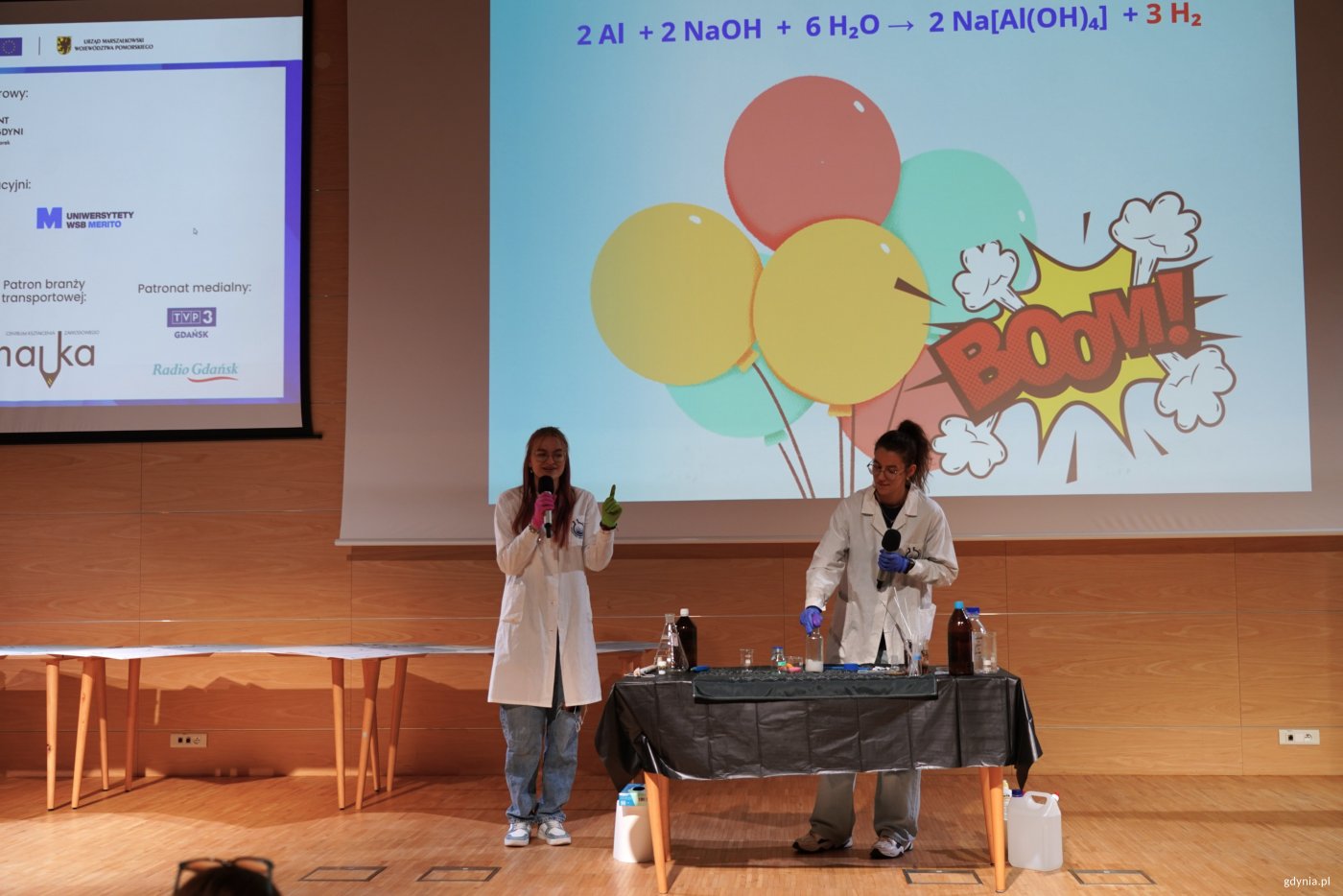 Gali towarzyszyły pokazy w wykonaniu młodych chemiczek z Uniwersytetu Gdanskiego (fot. Aneta Marczak)