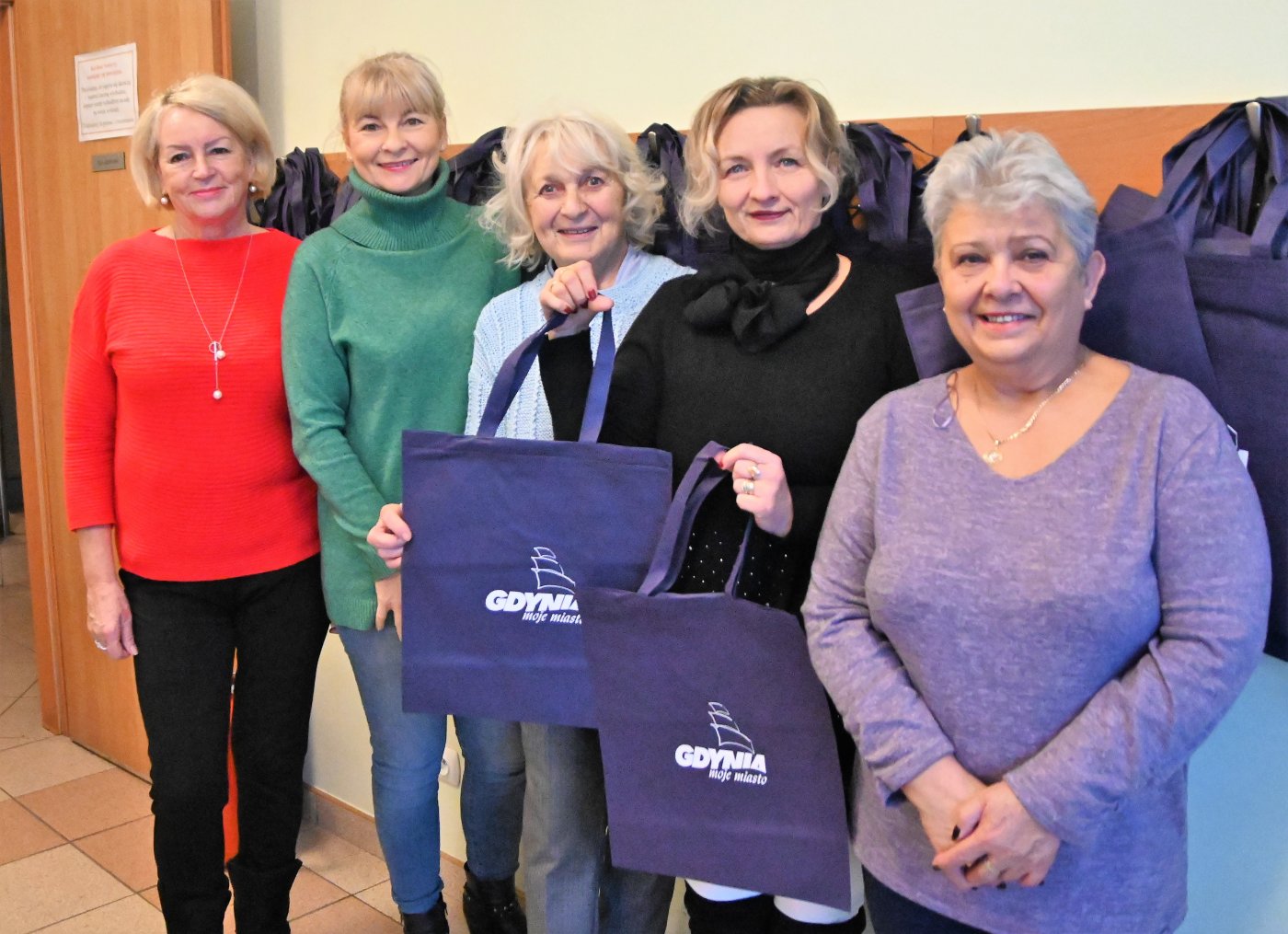 Pracownicy i wolontariusze Centrum Aktywności Seniora w czwartek przygotowali już wigilijne paczki. Na zdjęciu dyrektor CAS, Bożena Zglińska, w otoczeniu wolontariuszek. Fot. Zygmunt Gołąb 