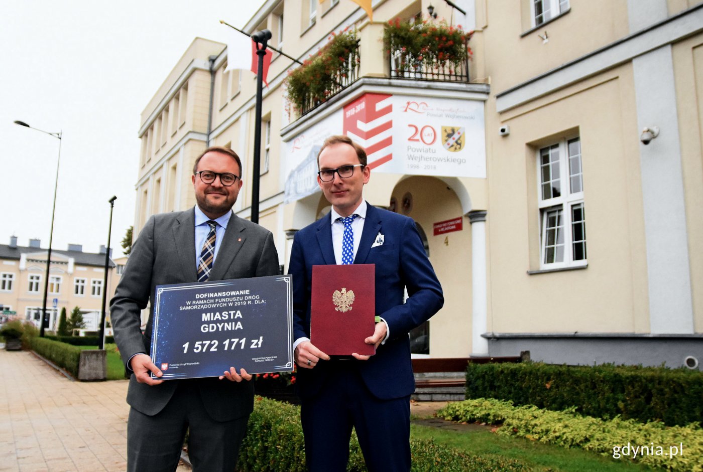 Wiceprezydent Gdyni ds. rozwoju, Marek Łucyk i pełnomocnik prezydenta Gdyni ds. dzielnic, Jakub Ubych z umową na dofinansowanie przed Starostwem Powiatowym w Wejherowie, fot. Kamil Złoch