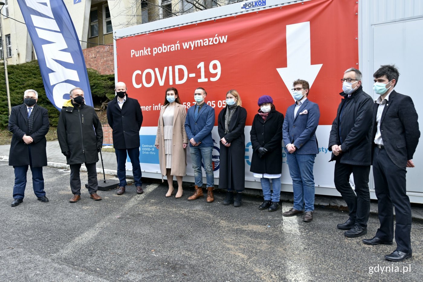 Prezydent Gdyni Wojciech Szczurek i wiceprezydent Bartosz Bartoszewicz spotkali się ze studentami pracującymi w centrum testowym COVID-19 drive-thu, aby złożyć im podziękowania i wręczyć dyplomy // fot. Magdalena Czernek