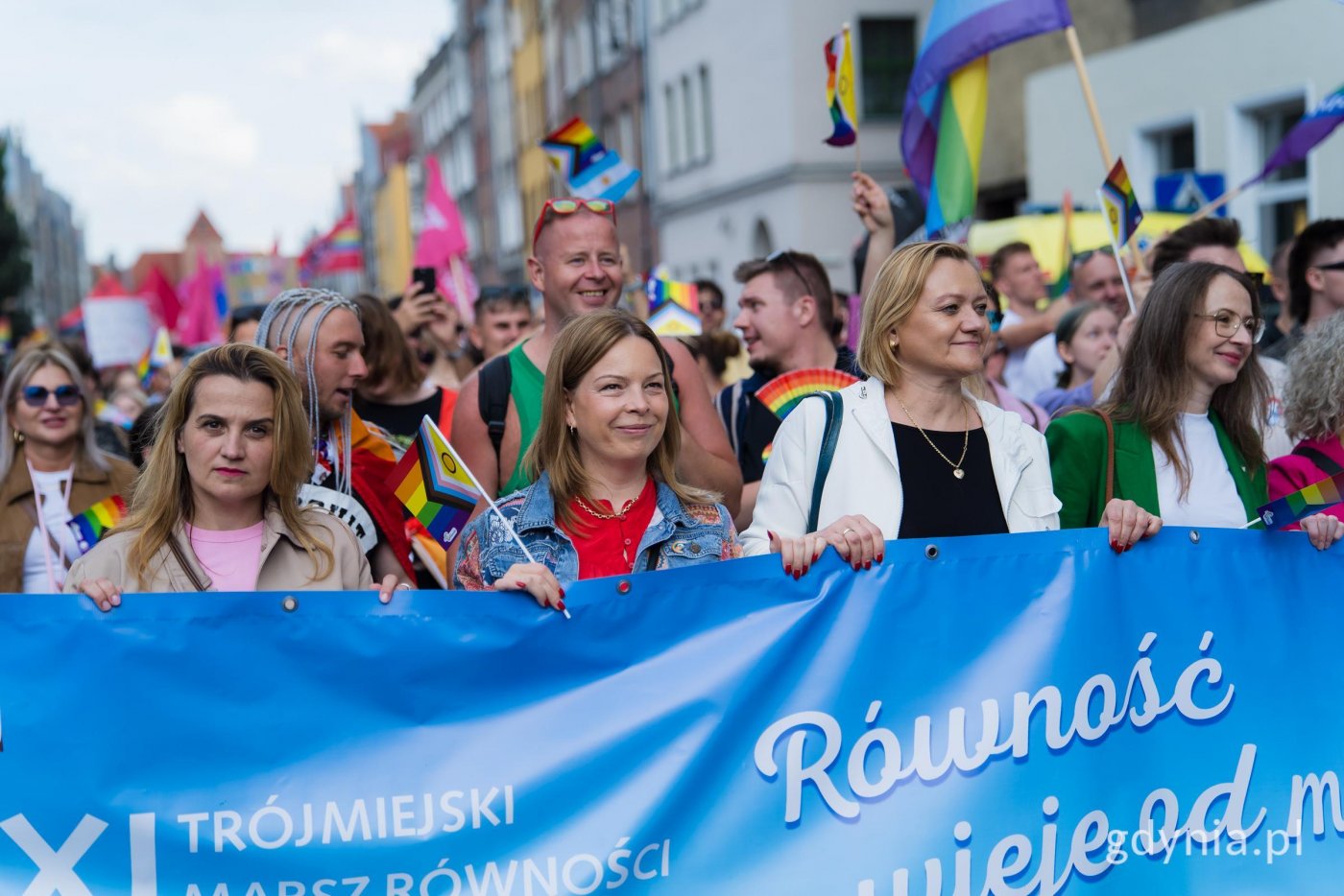 Uczestnicy 11. Trójmiejskiego Marszu Równości ruszyli ze Skweru Świętopełka Wielkiego. Na czele pochodu (od lewej): Magdalena Cieślik – wiceprezydentka Sopotu, Oktawia Gorzeńska – wiceprezydentka Gdyni, Anna Olkowska-Jacyno – wicewojewoda pomorska czy Agnieszka Dziemianowicz-Bąk – ministra rodziny, pracy i polityki społecznej (fot. Paweł Budziński)