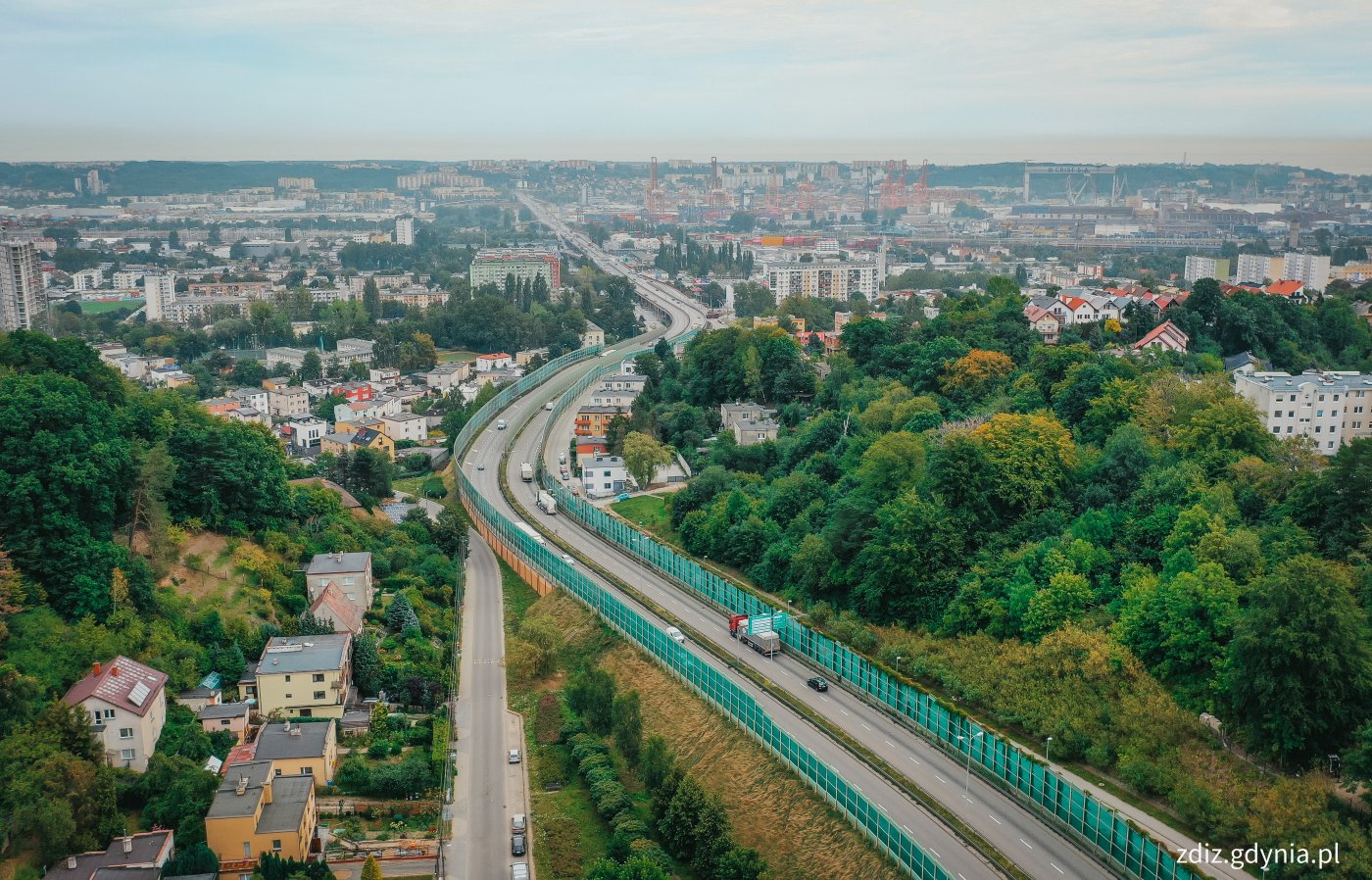 widok z góry na Gdynię, widoczna estakada, ruch uliczny