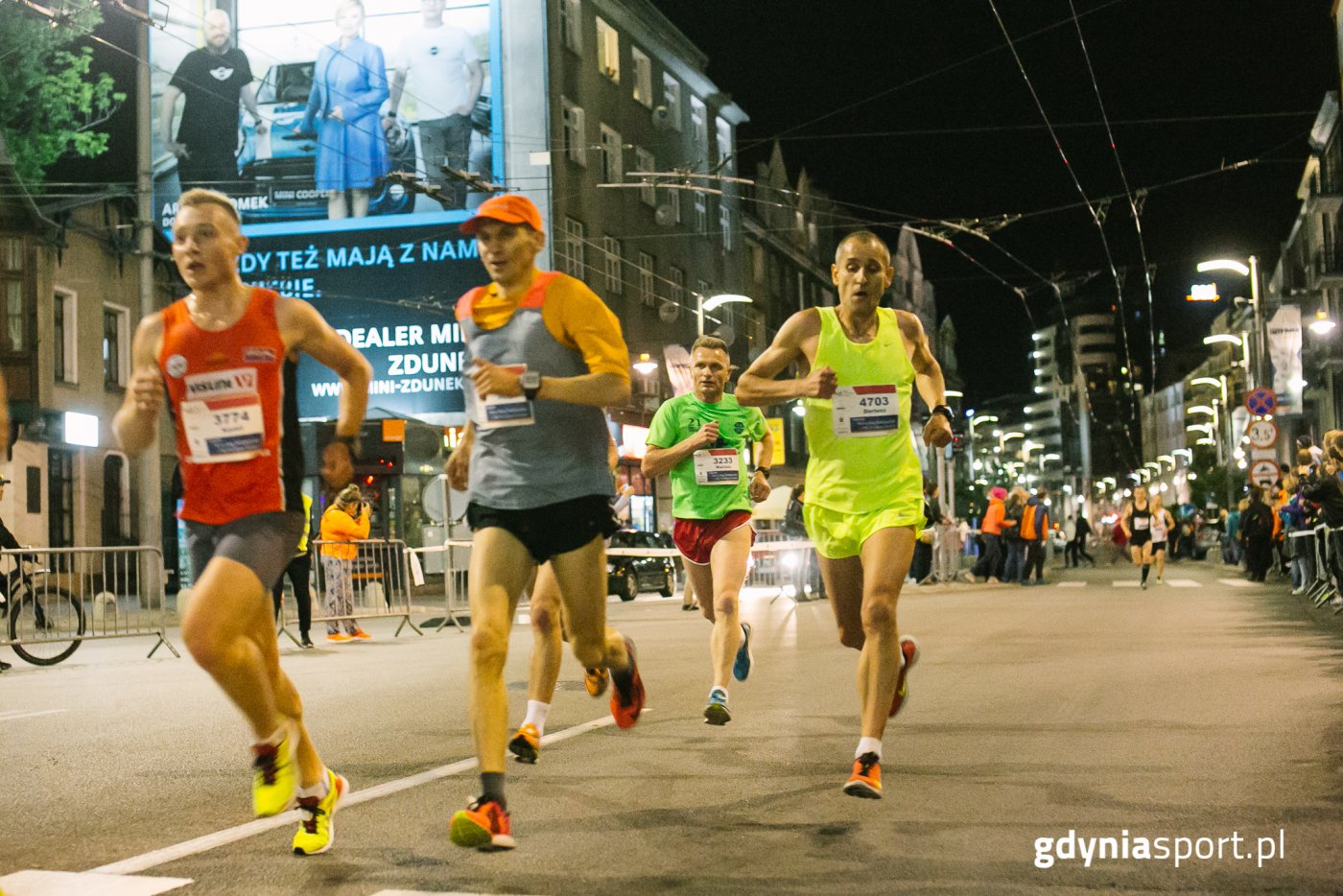 Biegacze na ulicy Świętojańskiej w Gdyni (fot.gdyniasport.pl)