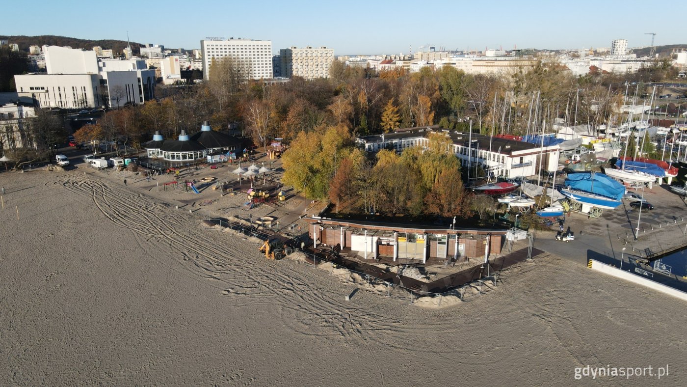 Na Plaży Miejskiej w Gdyni budowany jest zupełnie nowy ciąg dla pieszych