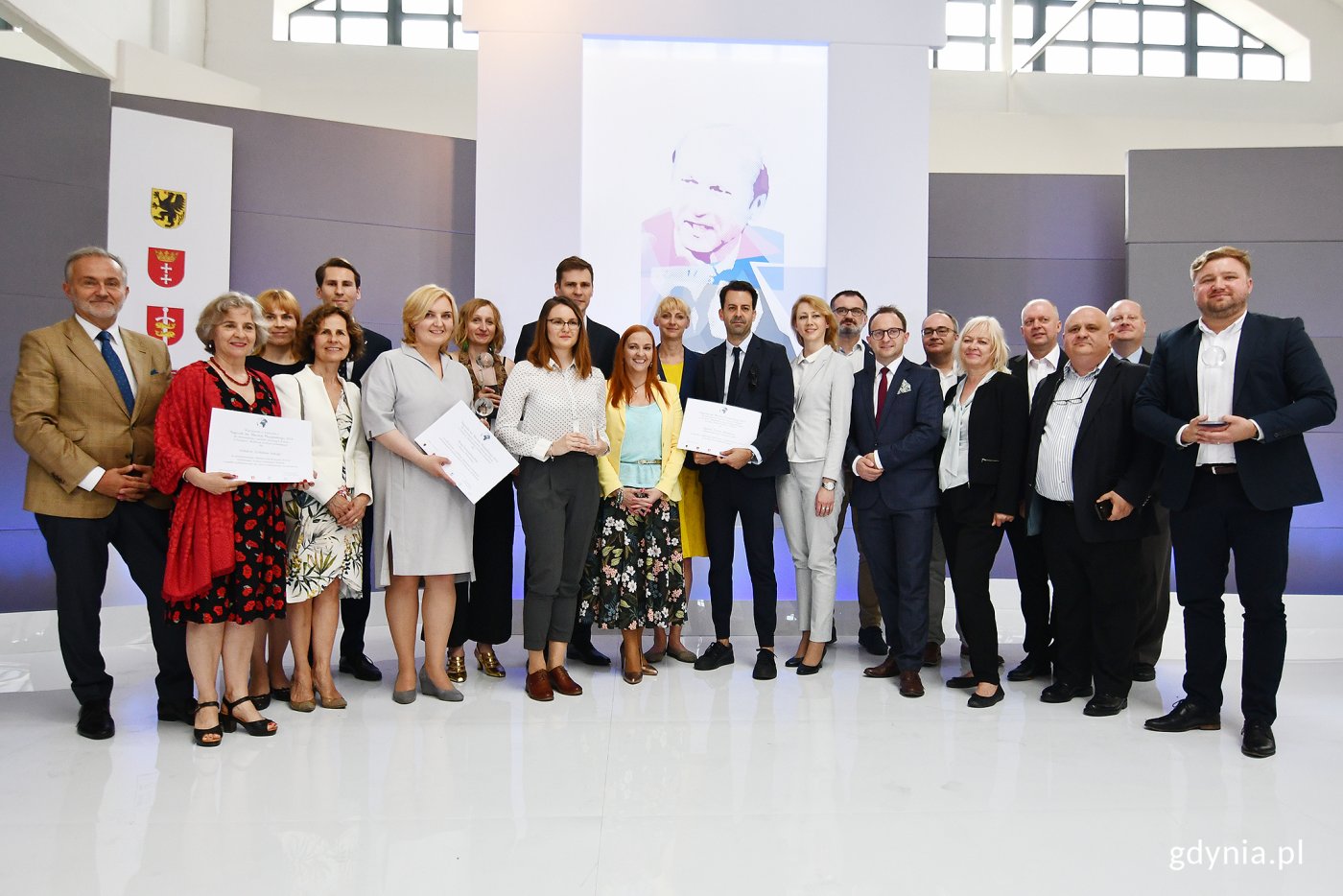 Laureaci Nagród im. Macieja Płażyńskiego dla dziennikarzy i mediów służących Polonii wraz z członkami jury, przedstawicielami pomorskich samorządów, rodziną patrona i organizatorami konkursu // fot. Michał Puszczewicz