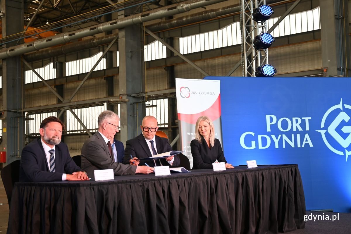Umowę podpisali przedstawiciele Portu Gdynia oraz Zakładu Konstrukcji Spawanych FERRUM: Piotr Gorzeński prezes zarządu Morskiego Portu Gdynia, Walery Tankiewicz wiceprezes zarządu Morskiego Portu Gdynia S.A., Krzysztof Kasprzycki prezes zarządu i dyrektor zarządzający Zakładu Konstrukcji Spawanych FERRUM S.A. oraz Honorata Szlachetka, wiceprezes zarządu Zakładu Konstrukcji Spawanych FERRUM S.A. (fot. Zofia Marczak)