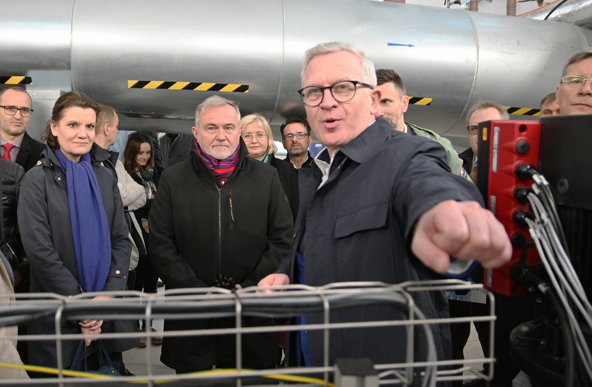 Wojciech Szczurek, Prezydent Gdyni, Katarzyna Gruszecka - Spychała, Wiceprezydent Gdyni ds. Gospodarki oraz prezes zarządu OPEC, Wojciech Folejewski, prezentujący elementy systemu iGRID firmy Grundfos.