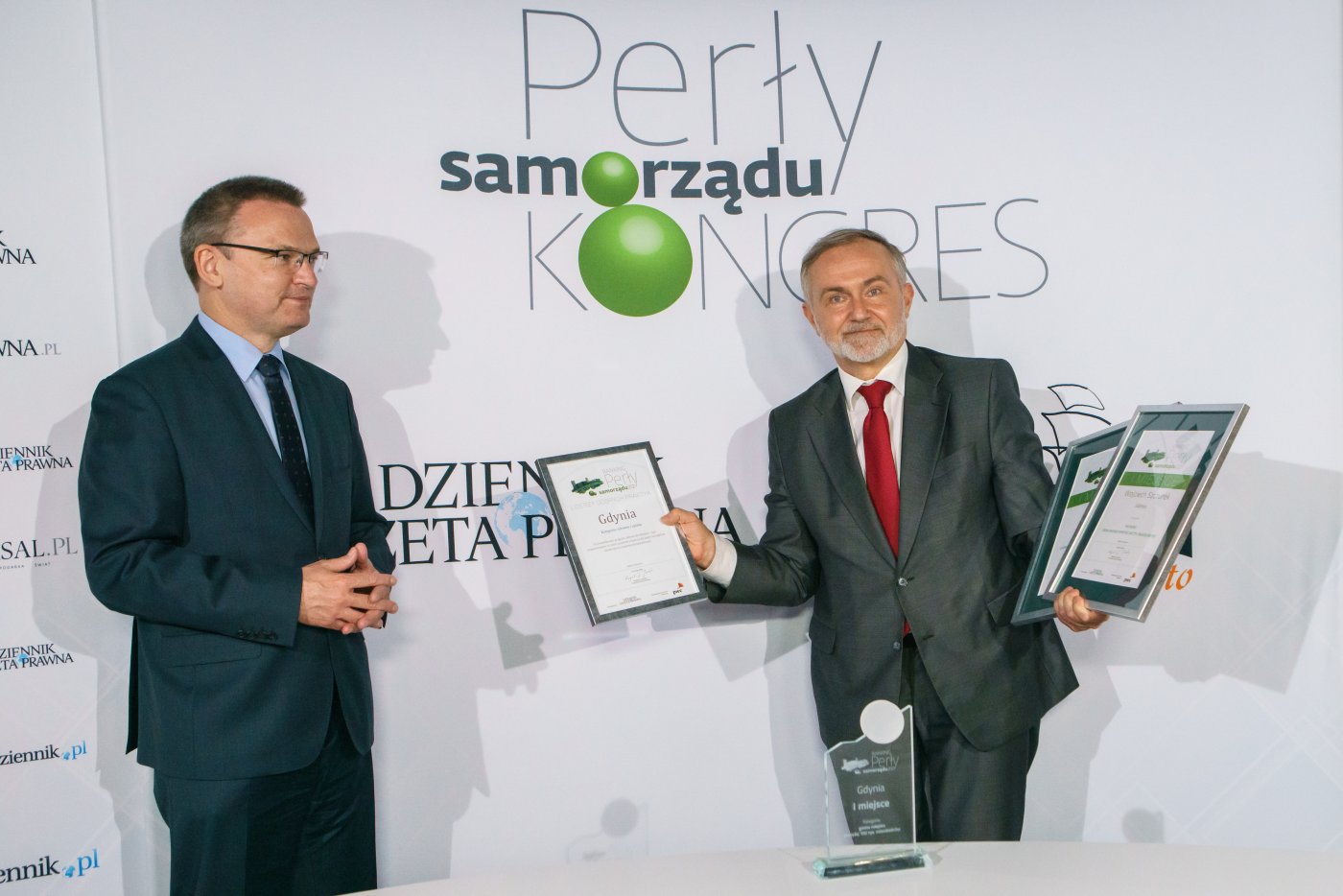 Wojciech Szczurek (z prawej) odebrał łącznie trzy nagrody dla Gdyni podczas tegorocznej gali rankingu „Perły Samorządu”. Obok redaktor naczelny „Dziennika Gazety Prawnej” - Krzysztof Jedlak, fot. Anna Rezulak