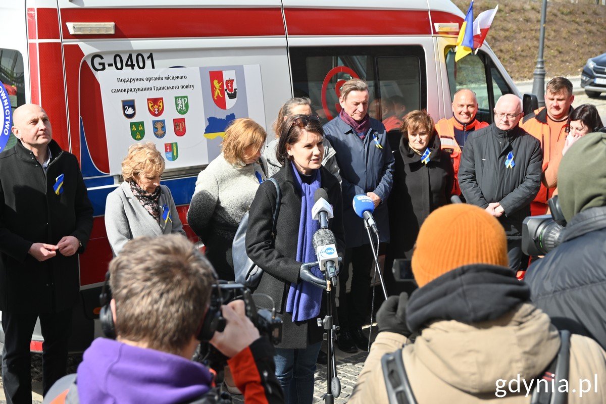 Wyruszyła kolejna pomoc z Pomorza dla Ukrainy: karetka z wyposażeniem i sprzęt medyczny. Na zdj. (przy mikrofonie) wiceprezydent Gdyni Katarzyna Gruszecka-Spychała podczas konferencji w Gdańsku // fot. Magda Śliżewska 