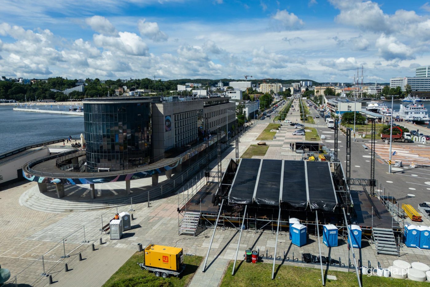 Budowa głównej sceny na Światowy Zjazd Kaszubów w Gdyni na Molo Południowym (fot. Kamil Złoch)