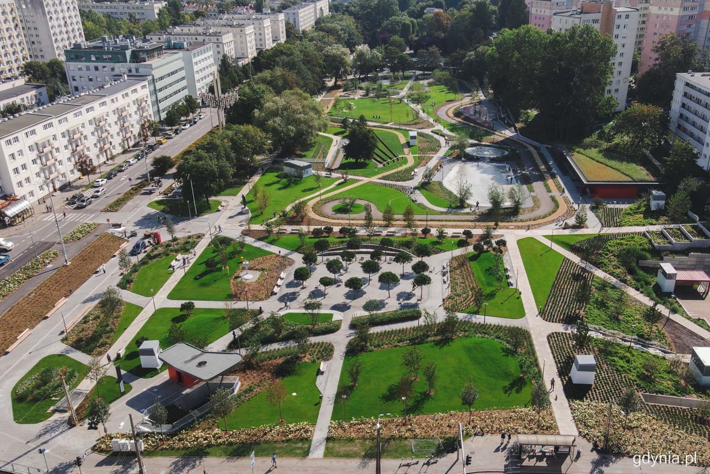Park Centralny, etap trzeci, zdjęcie z drona, parkowe alejki, drzewa, roślinność, fragment Gdyni i budynki